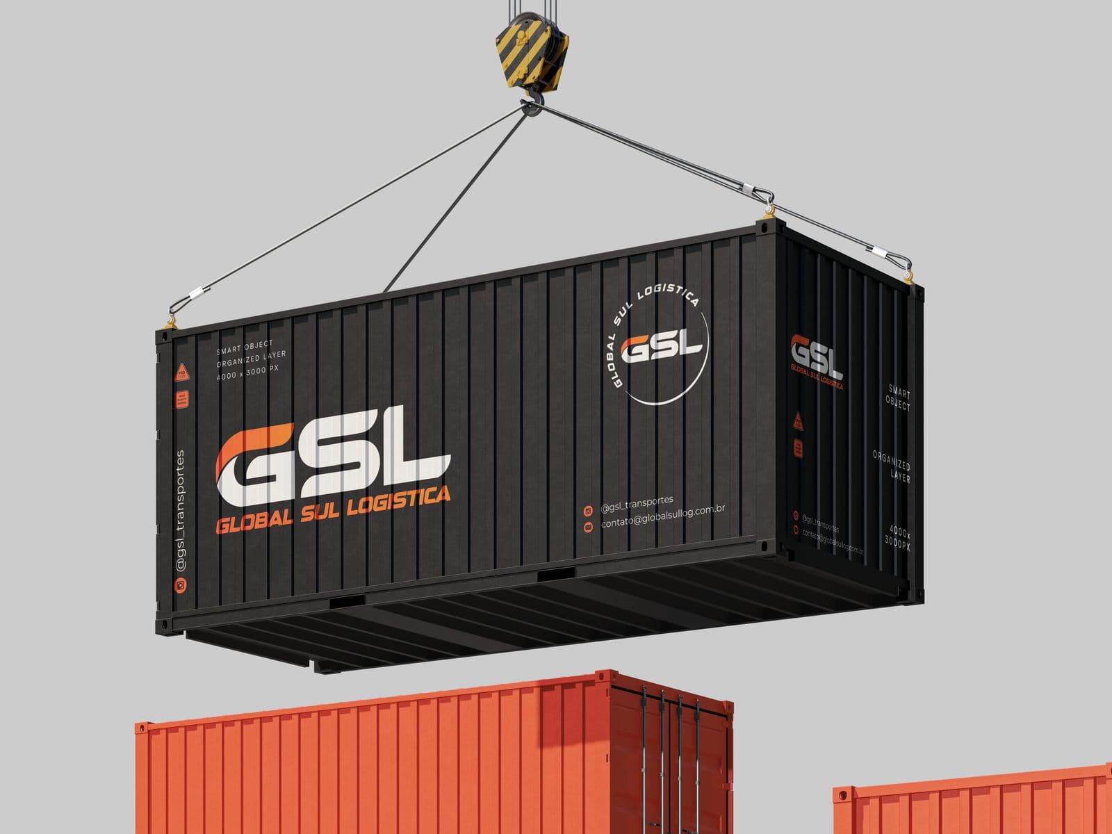 Contêiner com a marca Global Sul sendo içado sobre contêineres laranja